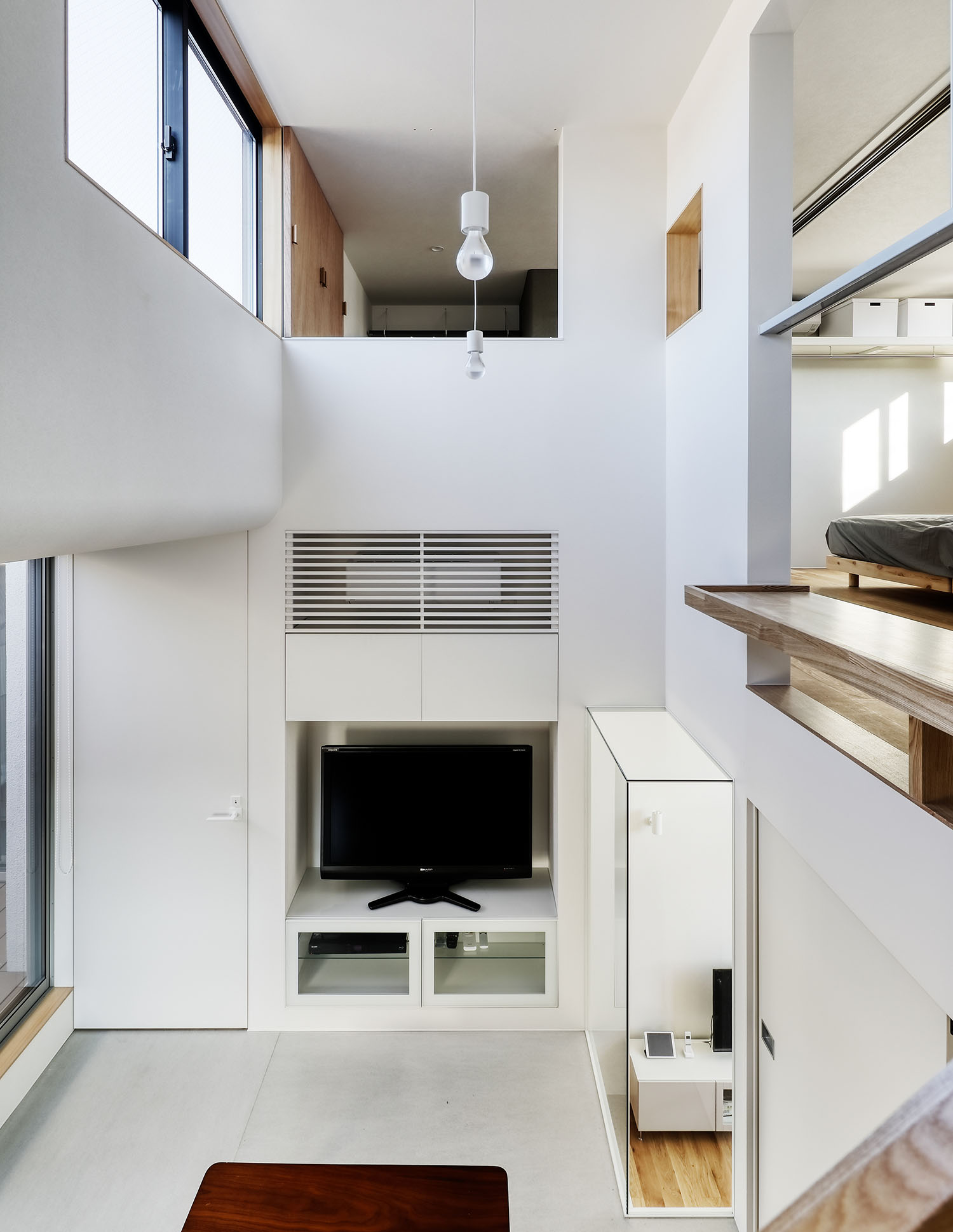 注文住宅・LDK・吹き抜け・ガラス・スキップフロア 注文住宅・デザイン住宅建築実例_『CASE725 間隙・三層の家』_LDK