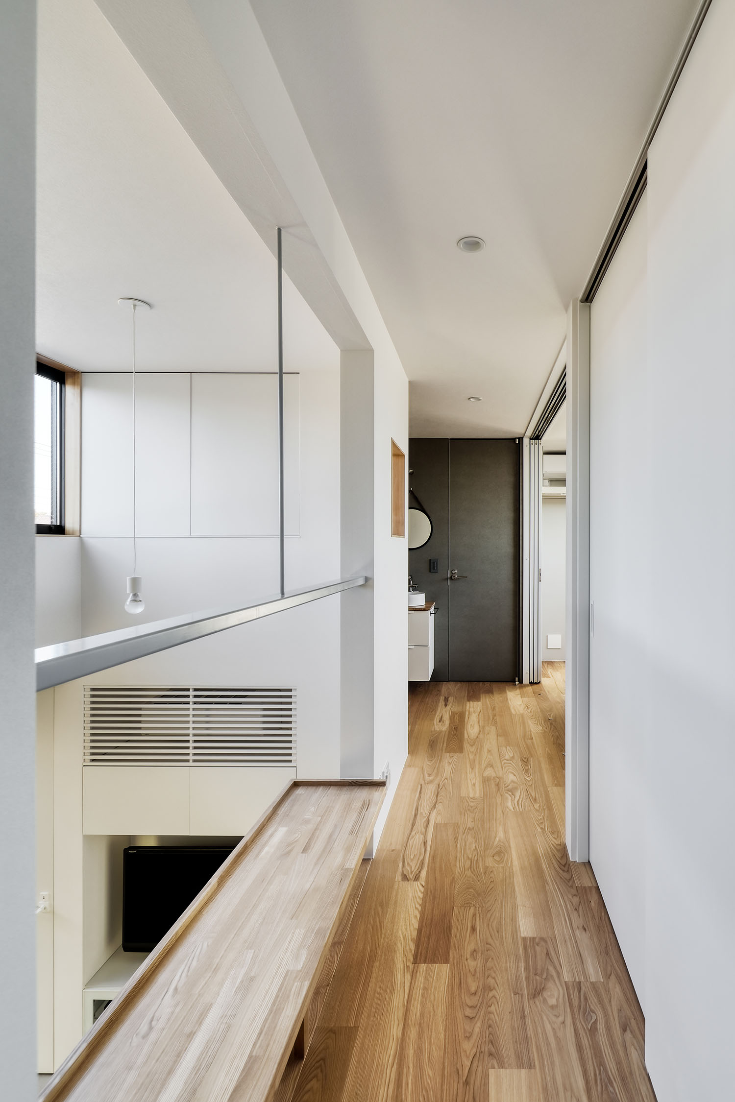 注文住宅・スキップフロア・吹き抜け・ワークスペース 注文住宅・デザイン住宅建築実例_『CASE725 間隙・三層の家』_廊下