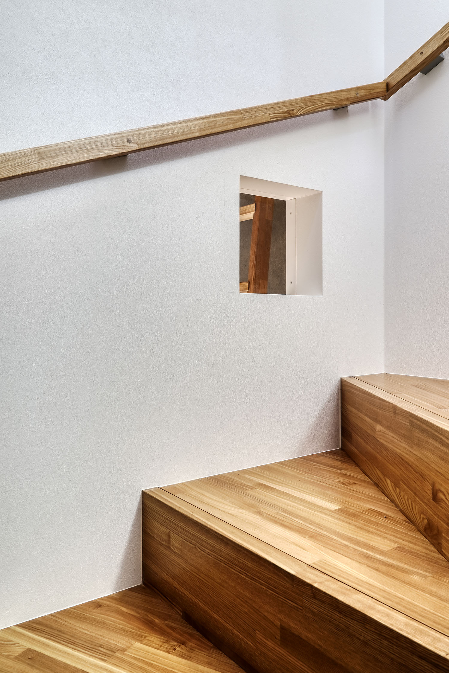 注文住宅・階段・木製・螺旋階段・小窓 注文住宅・デザイン住宅建築実例_『CASE725 間隙・三層の家』_階段