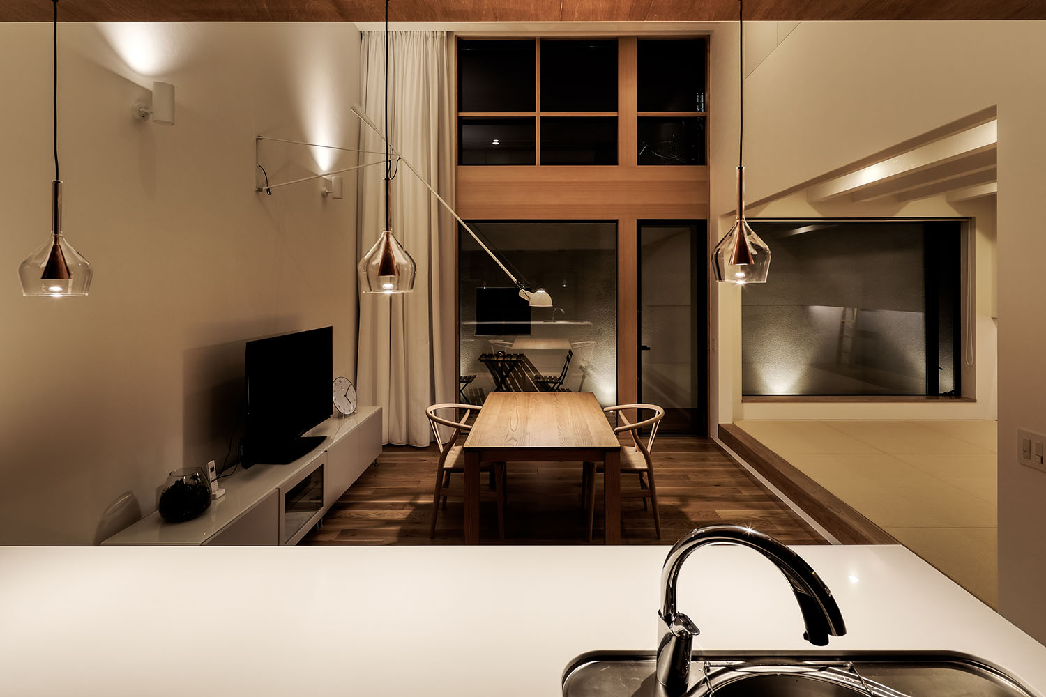 注文住宅・LDK・間接照明・ペンダントライト・吹き抜け・テラス 注文住宅・デザイン住宅建築実例_『CASE725 間隙・三層の家』_LDK