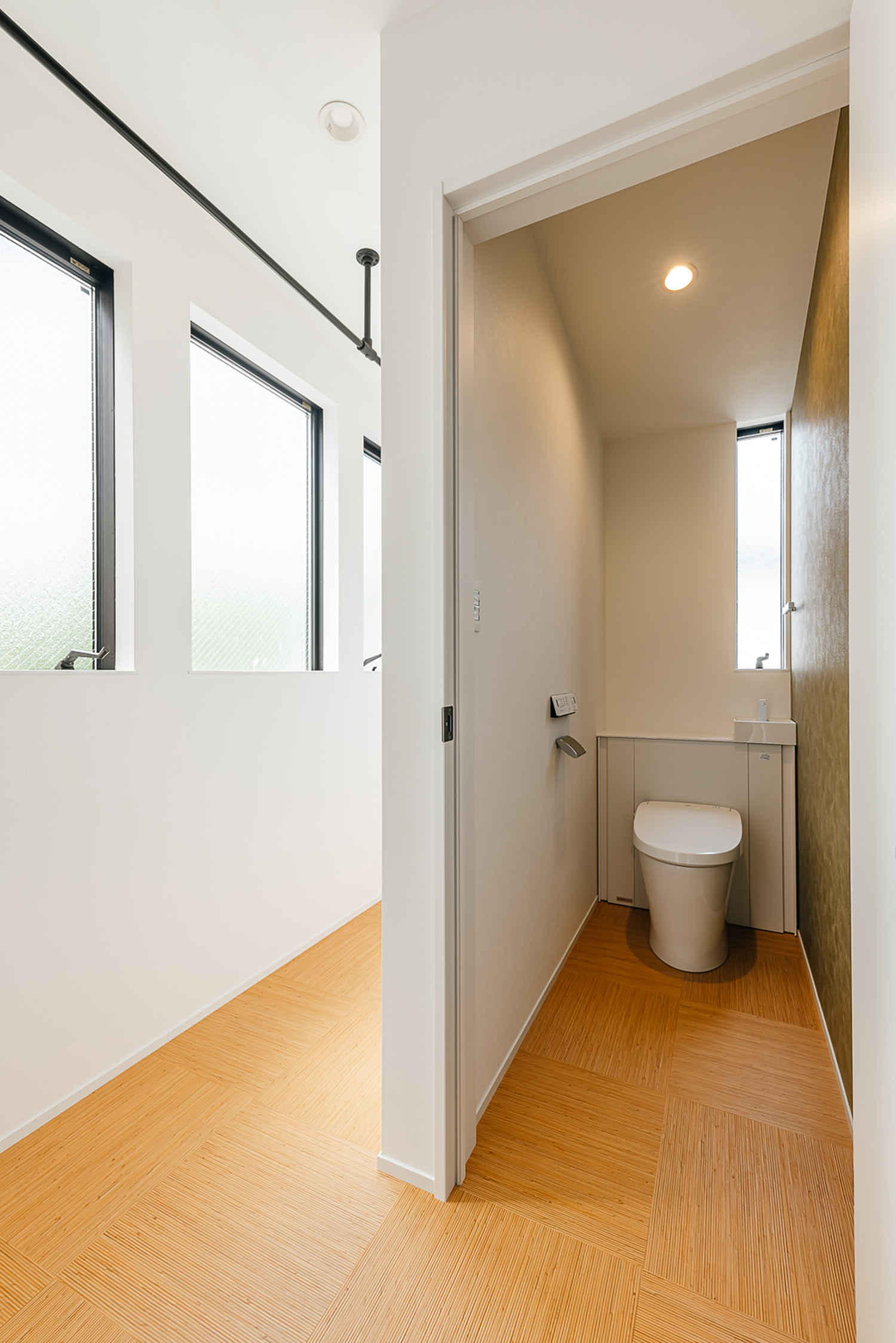 注文住宅・トイレ・スリット窓・タンクレストイレ 注文住宅・デザイン住宅建築実例_『CASE726 格子戸の家』_トイレ