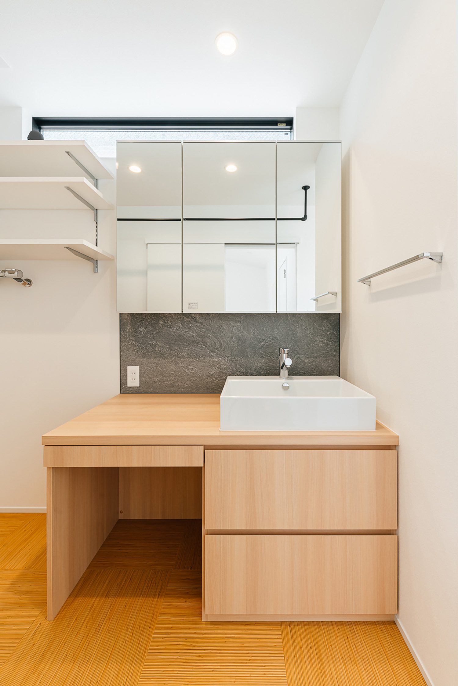 注文住宅・洗面所・木目調・収納付き鏡 注文住宅・デザイン住宅建築実例_『CASE726 格子戸の家』_浴室・洗面所