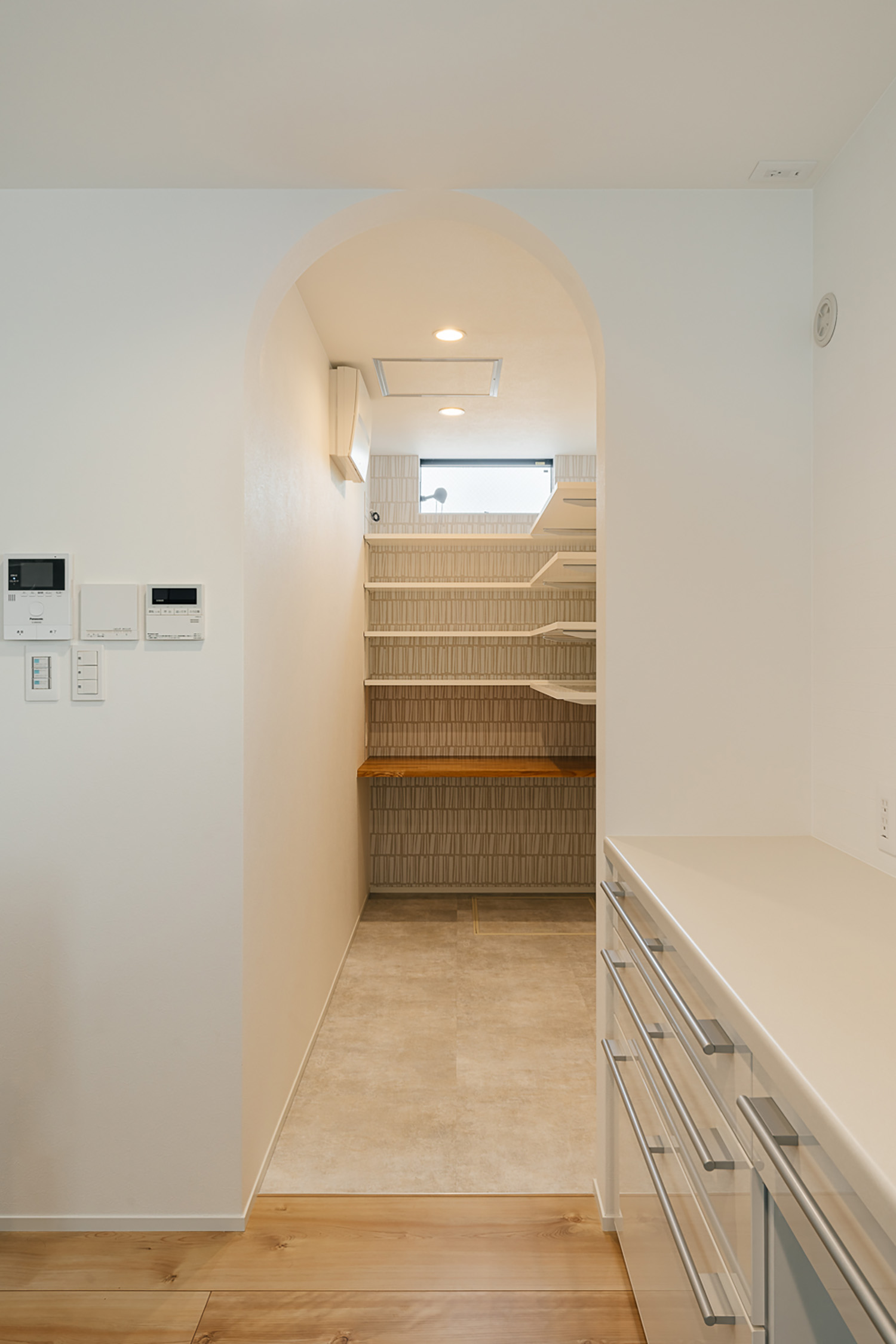 注文住宅・キッチン・パントリー・アーチ壁・垂れ壁 注文住宅・デザイン住宅建築実例_『CASE726 格子戸の家』_キッチン