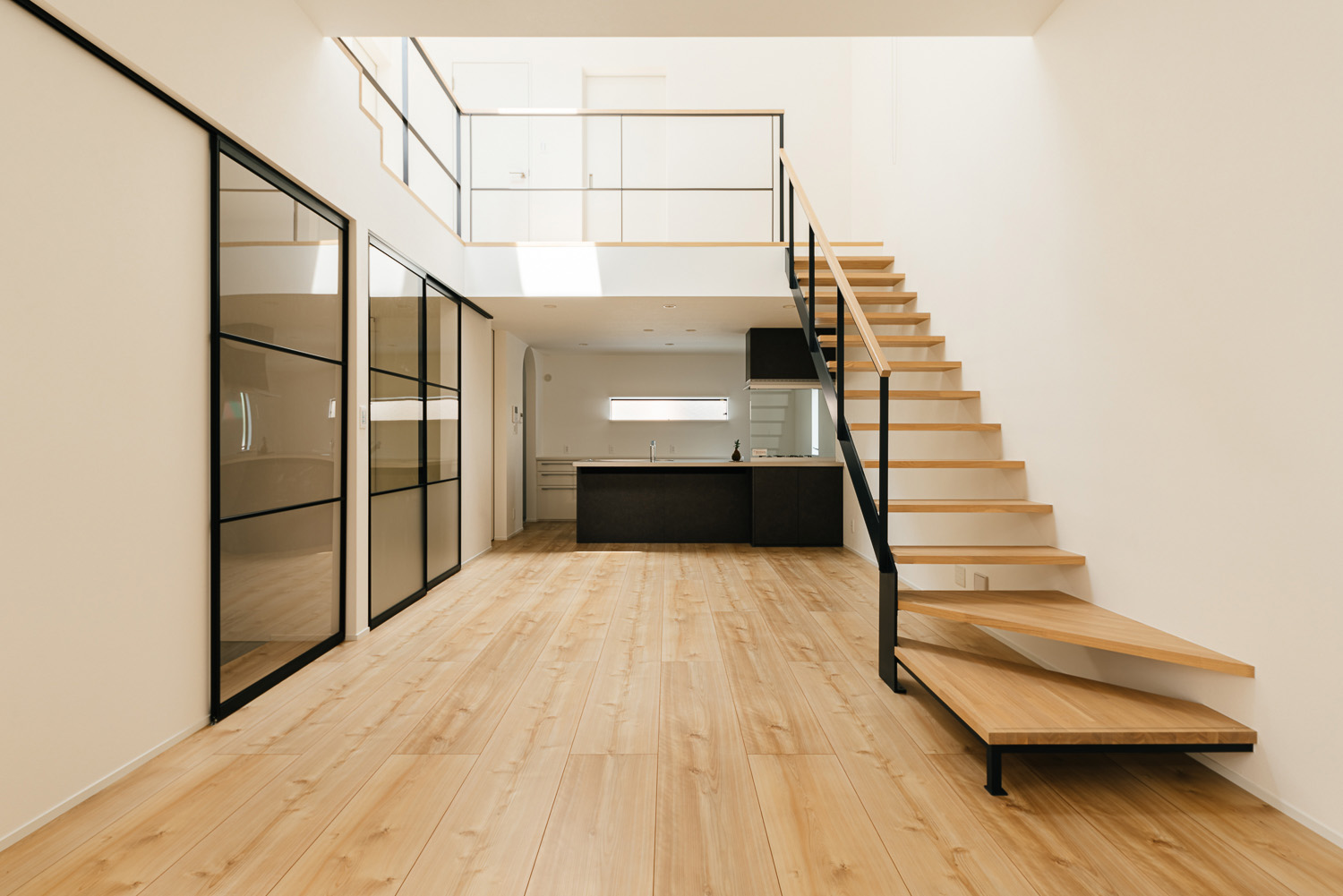 注文住宅・LDK・リビングイン階段・吹き抜け・ガラス扉・白を基調とした 注文住宅・デザイン住宅建築実例_『CASE726 格子戸の家』_LDK