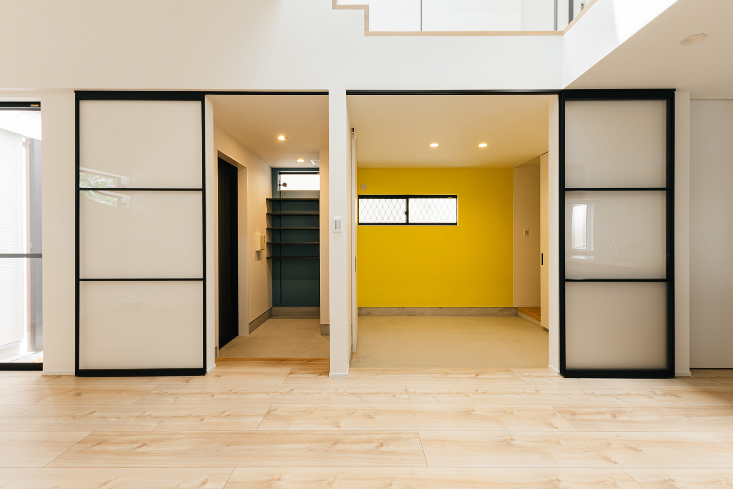 注文住宅・LDK・ガラス扉・土間・シューズインクローゼット・アクセントクロス 注文住宅・デザイン住宅建築実例_『CASE726 格子戸の家』_LDK