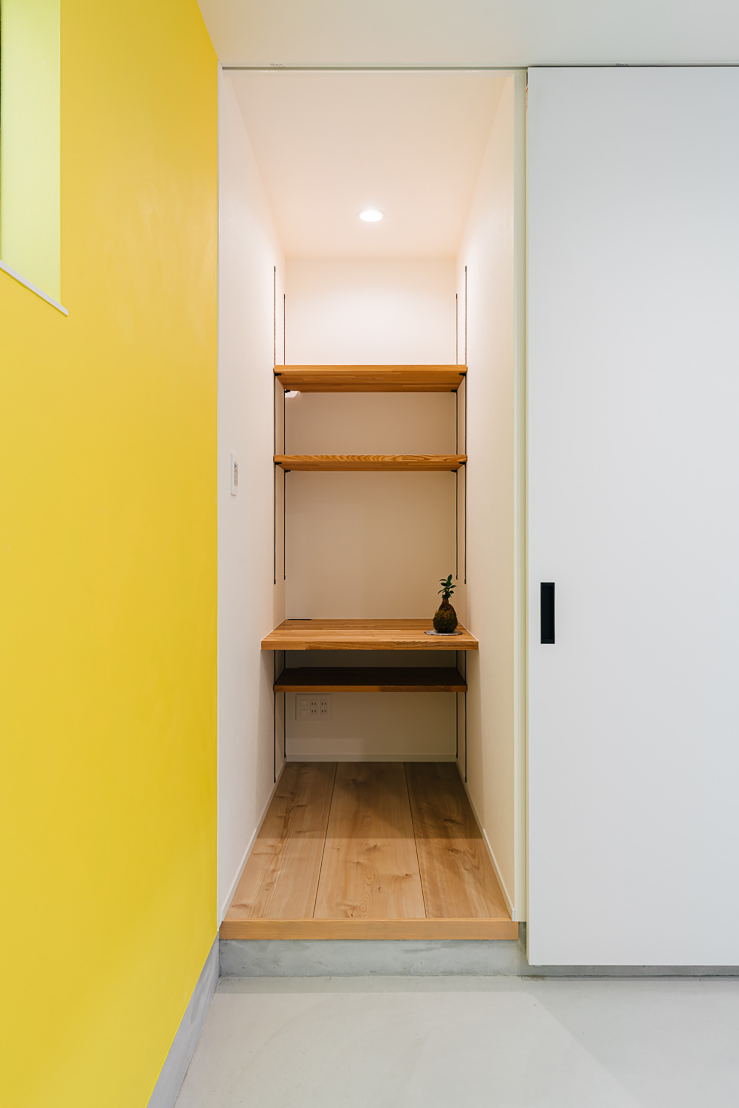 注文住宅・土間・ワークスペース・アクセントクロス 注文住宅・デザイン住宅建築実例_『CASE726 格子戸の家』_収納