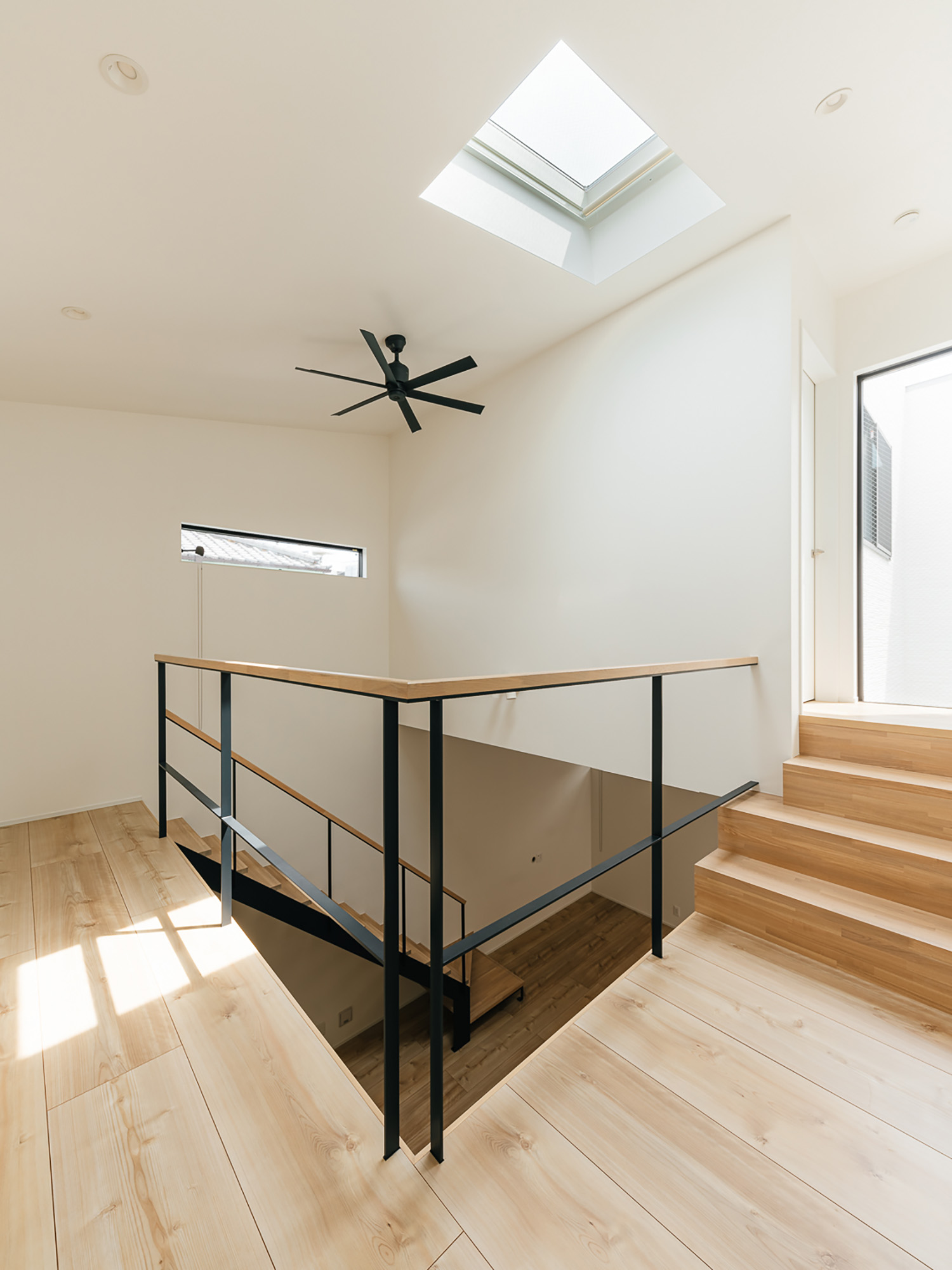 注文住宅・天窓・スケルトン階段・アイアンの手すり 注文住宅・デザイン住宅建築実例_『CASE726 格子戸の家』_廊下