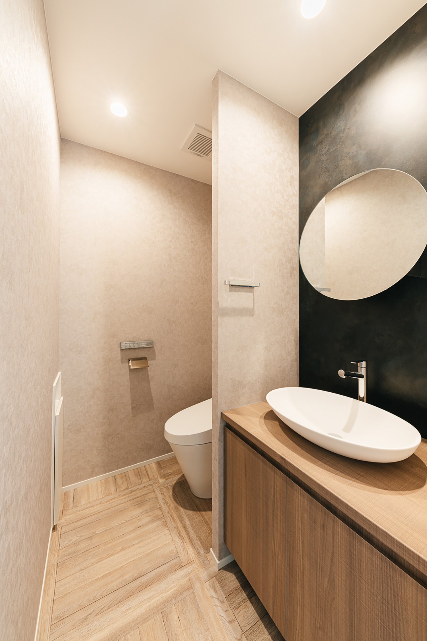 注文住宅・トイレ・手洗いカウンター・清潔感のある 注文住宅・デザイン住宅建築実例_『CASE726 格子戸の家』_トイレ