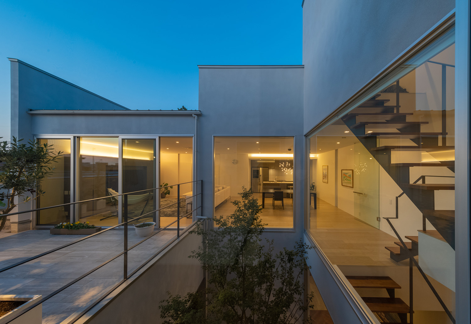 注文住宅・中庭・バルコニー・ガラス張り 注文住宅・デザイン住宅建築実例_『CASE727 ライトコートハウス』_LDK