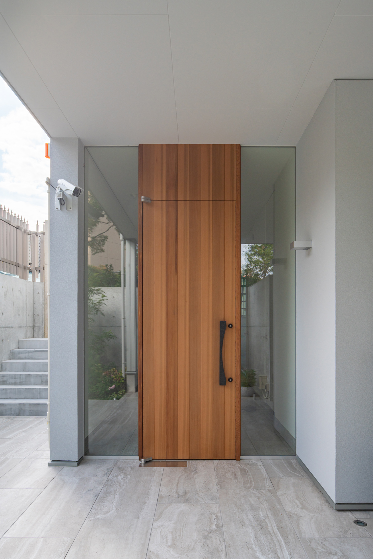 注文住宅・外観・玄関扉・ガラス・アプローチ 注文住宅・デザイン住宅建築実例_『CASE727 ライトコートハウス』_外観