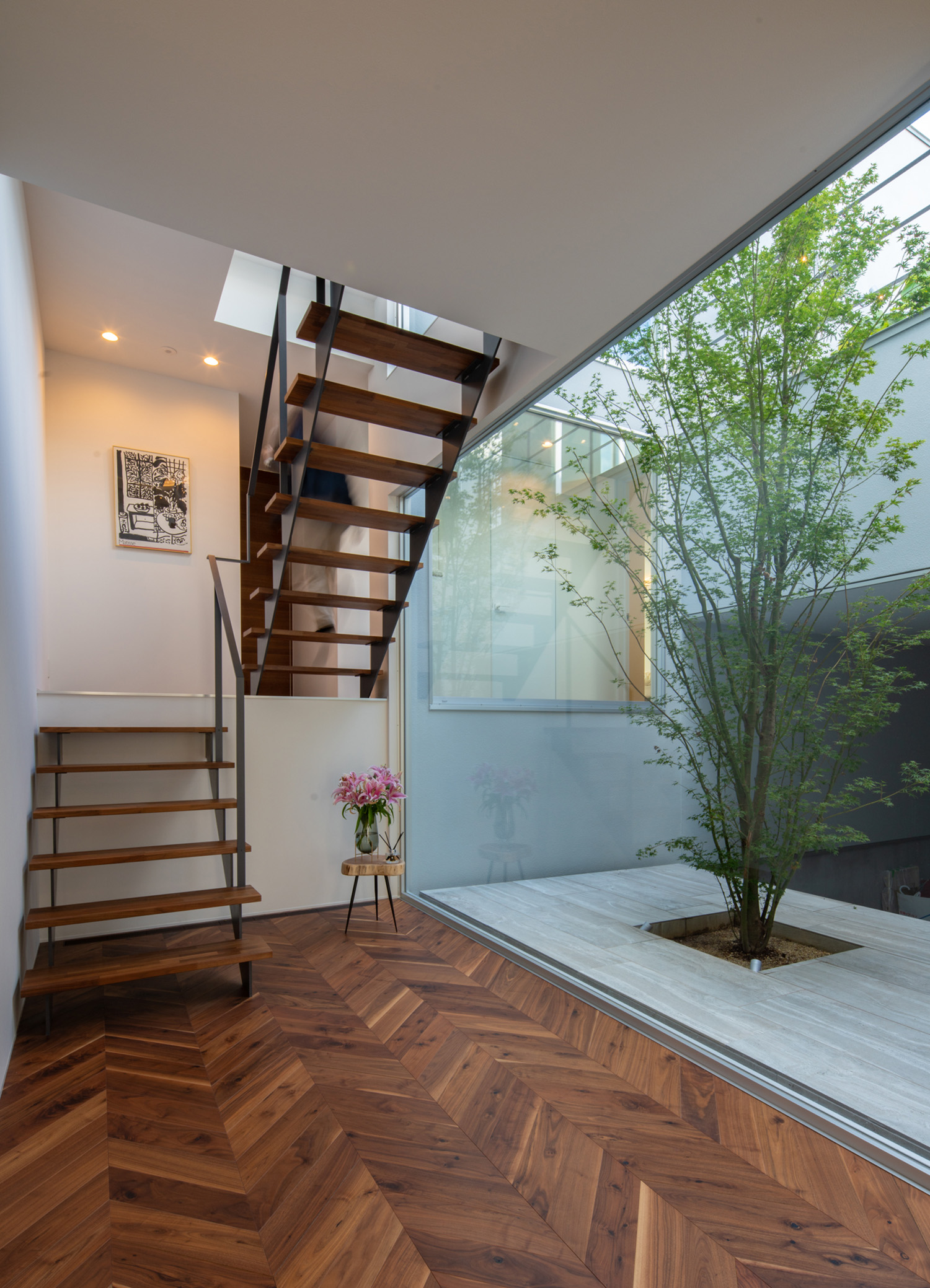 注文住宅・階段・スケルトン階段・ヘリンボーンの床・ガラス張り・中庭 注文住宅・デザイン住宅建築実例_『CASE727 ライトコートハウス』_階段