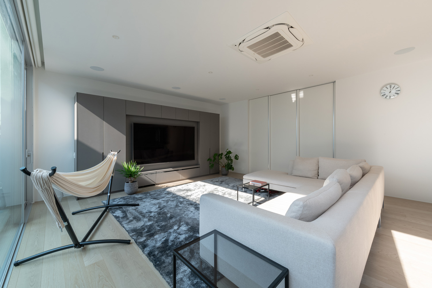 注文住宅・LDK・大きな窓のある・大開口・白を基調とした 注文住宅・デザイン住宅建築実例_『CASE727 ライトコートハウス』_LDK