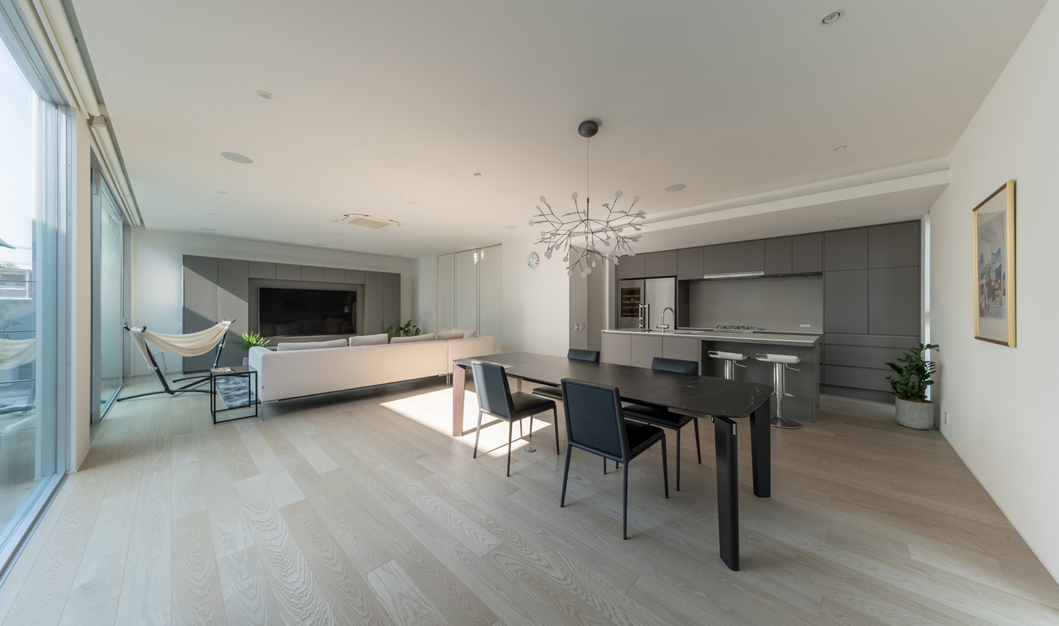 注文住宅・LDK・大きな窓のある・大開口・白を基調とした 注文住宅・デザイン住宅建築実例_『CASE727 ライトコートハウス』_LDK