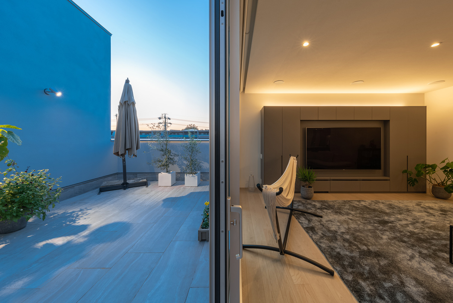 注文住宅・LDK・バルコニーとつながる・タイルデッキ 注文住宅・デザイン住宅建築実例_『CASE727 ライトコートハウス』_LDK