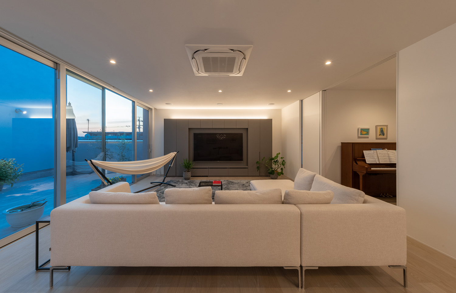 注文住宅・LDK・大きな窓のある・大開口・白を基調とした 注文住宅・デザイン住宅建築実例_『CASE727 ライトコートハウス』_LDK