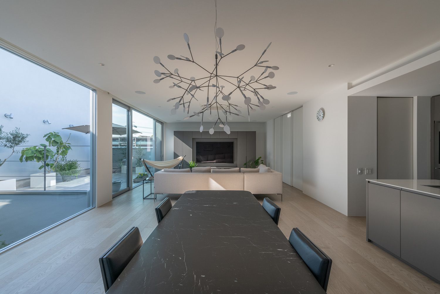 注文住宅・LDK・大きな窓のある・白を基調とした・おしゃれな照明 注文住宅・デザイン住宅建築実例_『CASE727 ライトコートハウス』_LDK