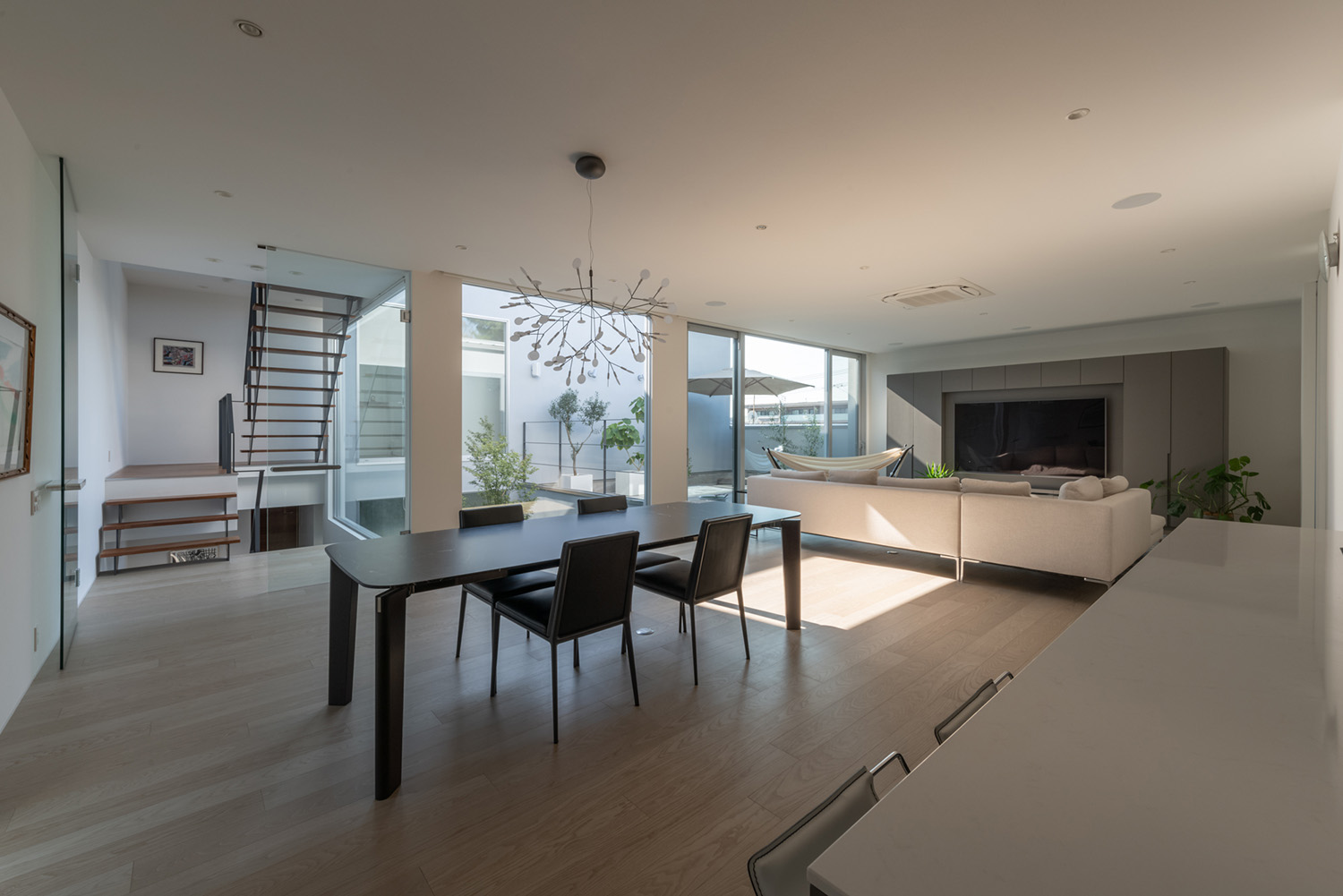 注文住宅・LDK・大きな窓のある・大開口・白を基調とした 注文住宅・デザイン住宅建築実例_『CASE727 ライトコートハウス』_LDK