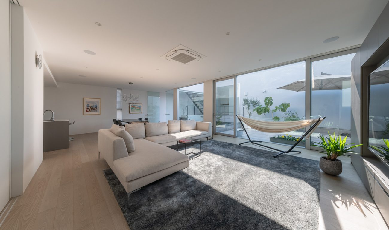 注文住宅・LDK・大きな窓のある・大開口・白を基調とした 注文住宅・デザイン住宅建築実例_『CASE727 ライトコートハウス』_LDK