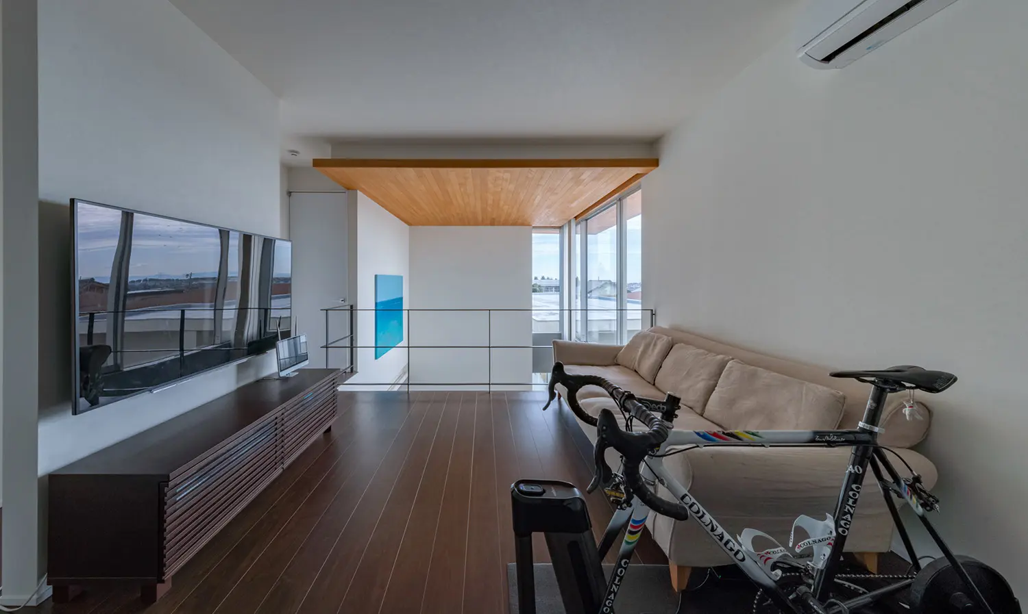 2階のホールに設けたソファのあるセカンドリビング