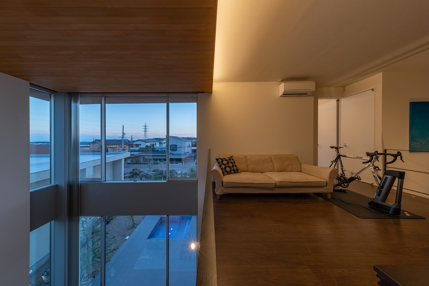 注文住宅・二階リビング・セカンドリビング・吹き抜け・自転車 注文住宅・デザイン住宅建築実例_『CASE728 My Style Home』_LDK