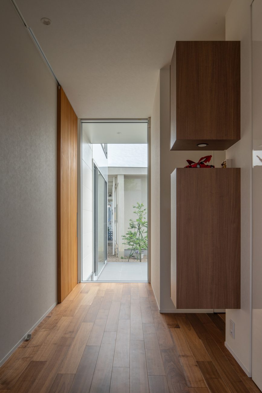 注文住宅・玄関・FIX窓・外が見える・庭が見える 注文住宅・デザイン住宅建築実例_『CASE728 My Style Home』_玄関