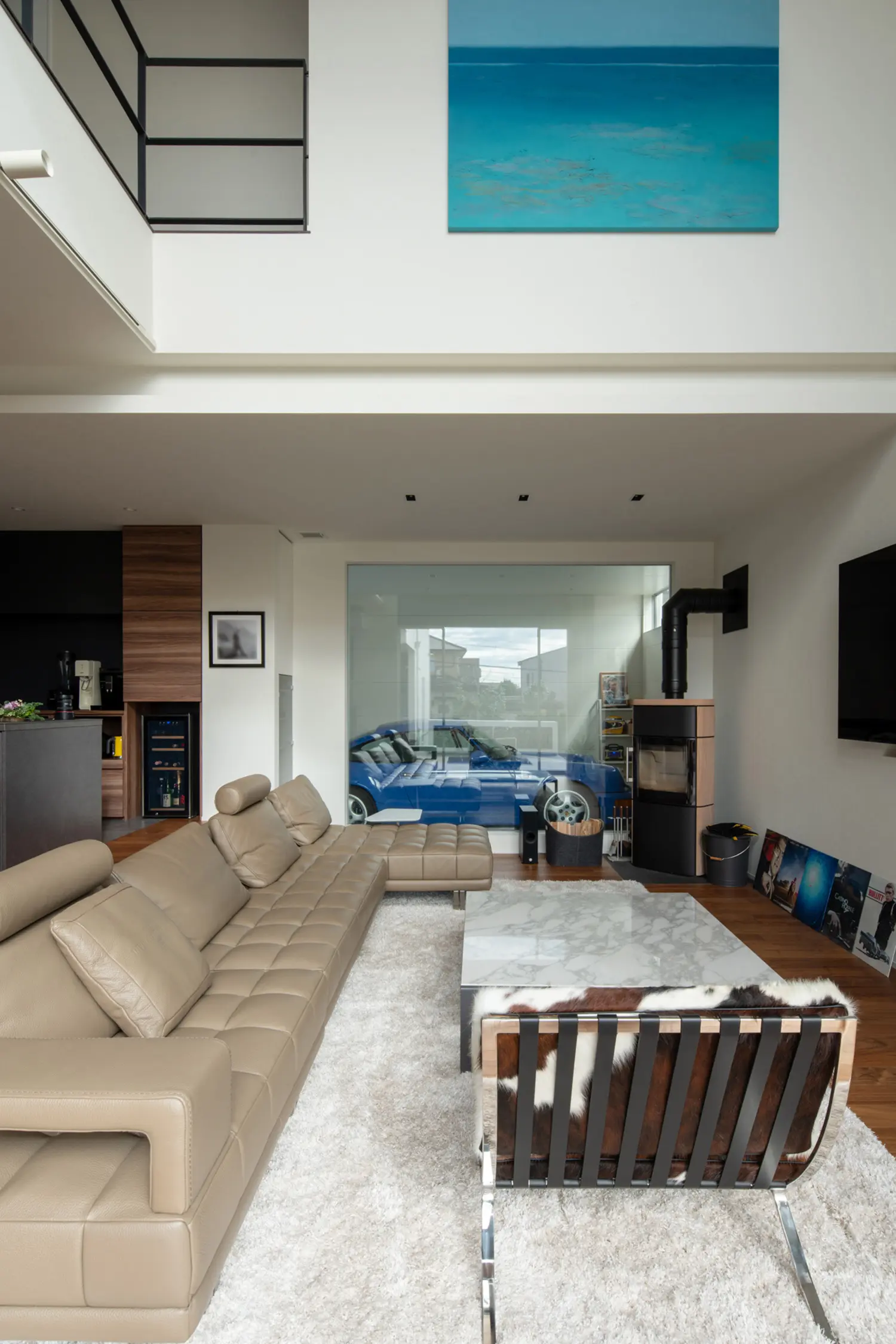 ガレージの愛車を眺められる1階のメインリビング