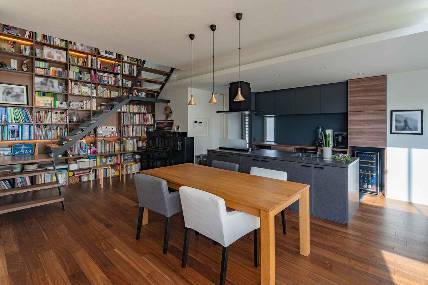注文住宅・ダイニング・ペンダントライト・壁一面の本棚・スケルトン階段 注文住宅・デザイン住宅建築実例_『CASE728 My Style Home』_LDK