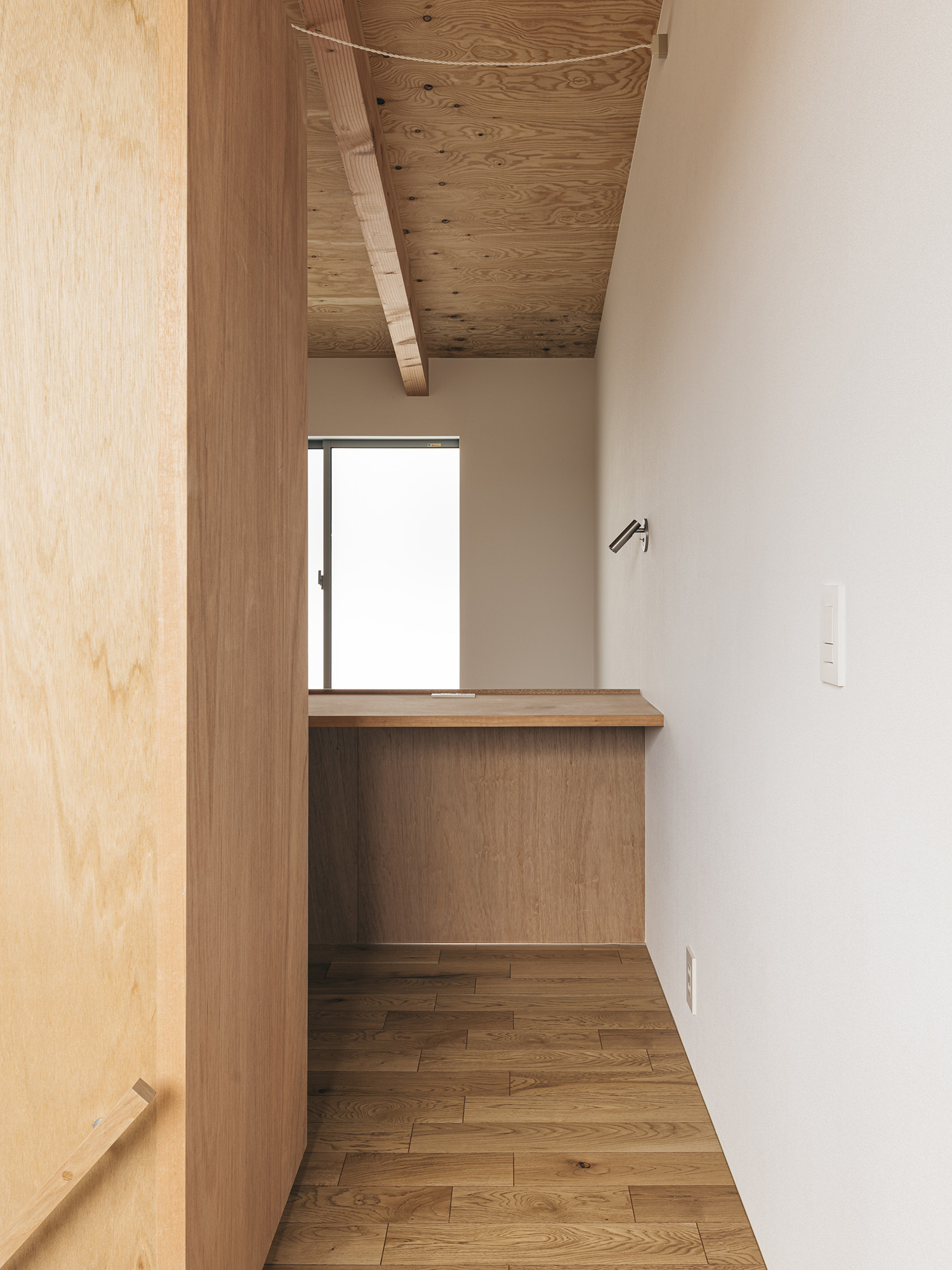 注文住宅・書斎・ワークスペース・木のデスク・吹き抜け 注文住宅・デザイン住宅建築実例_『CASE729 伏見の家』_書斎