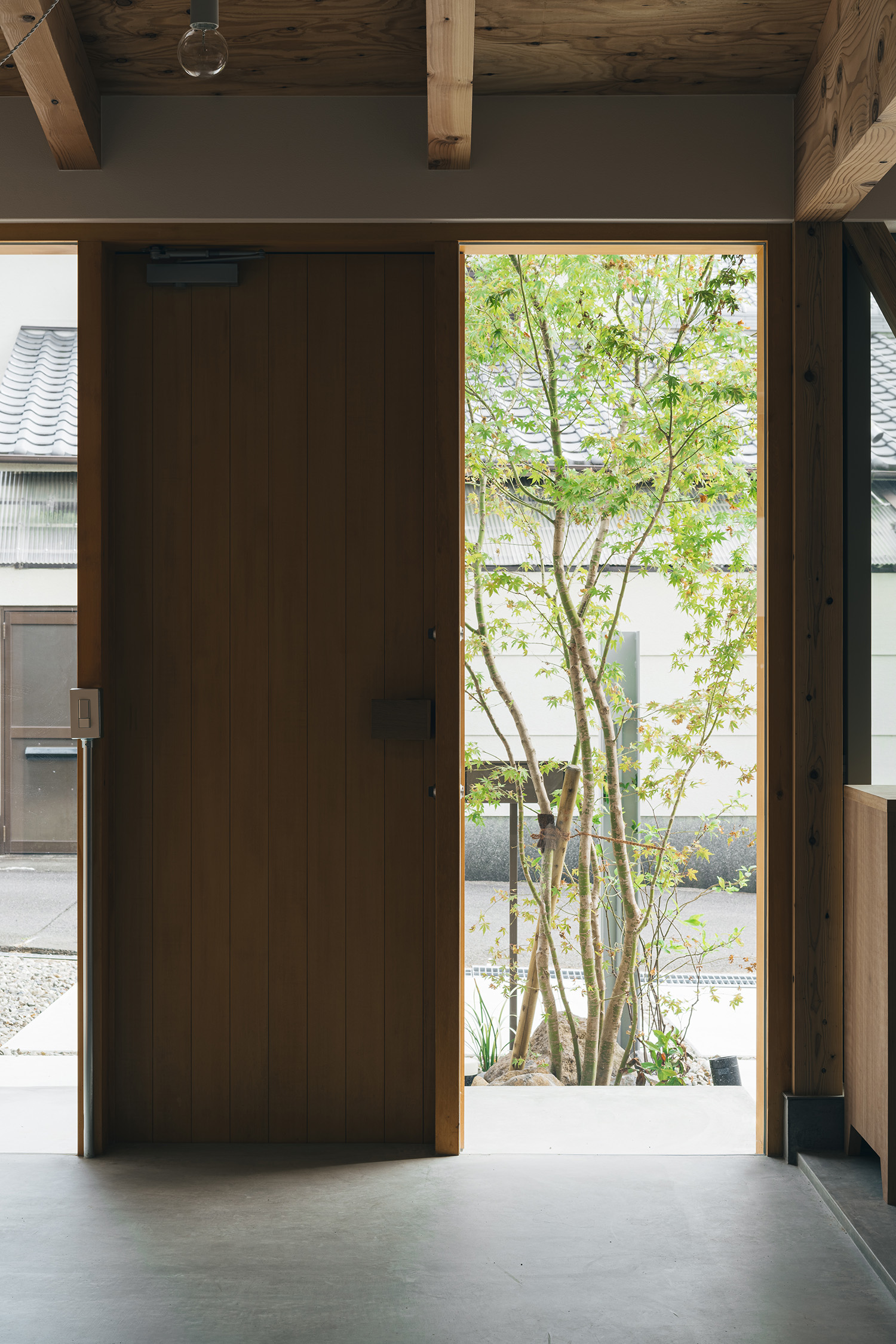 注文住宅・玄関・土間・木製の玄関扉 注文住宅・デザイン住宅建築実例_『CASE729 伏見の家』_玄関