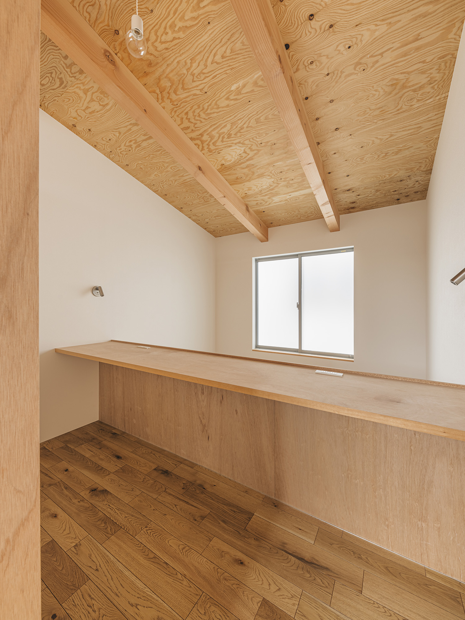 注文住宅・書斎・ワークスペース・木のデスク・吹き抜け 注文住宅・デザイン住宅建築実例_『CASE729 伏見の家』_書斎