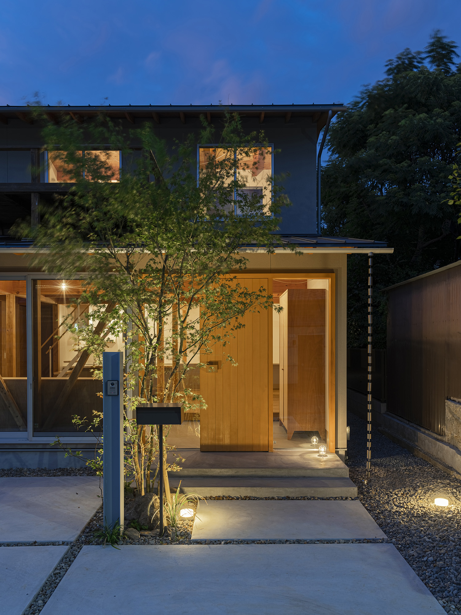 注文住宅・外観・玄関扉・木製 注文住宅・デザイン住宅建築実例_『CASE729 伏見の家』_外観