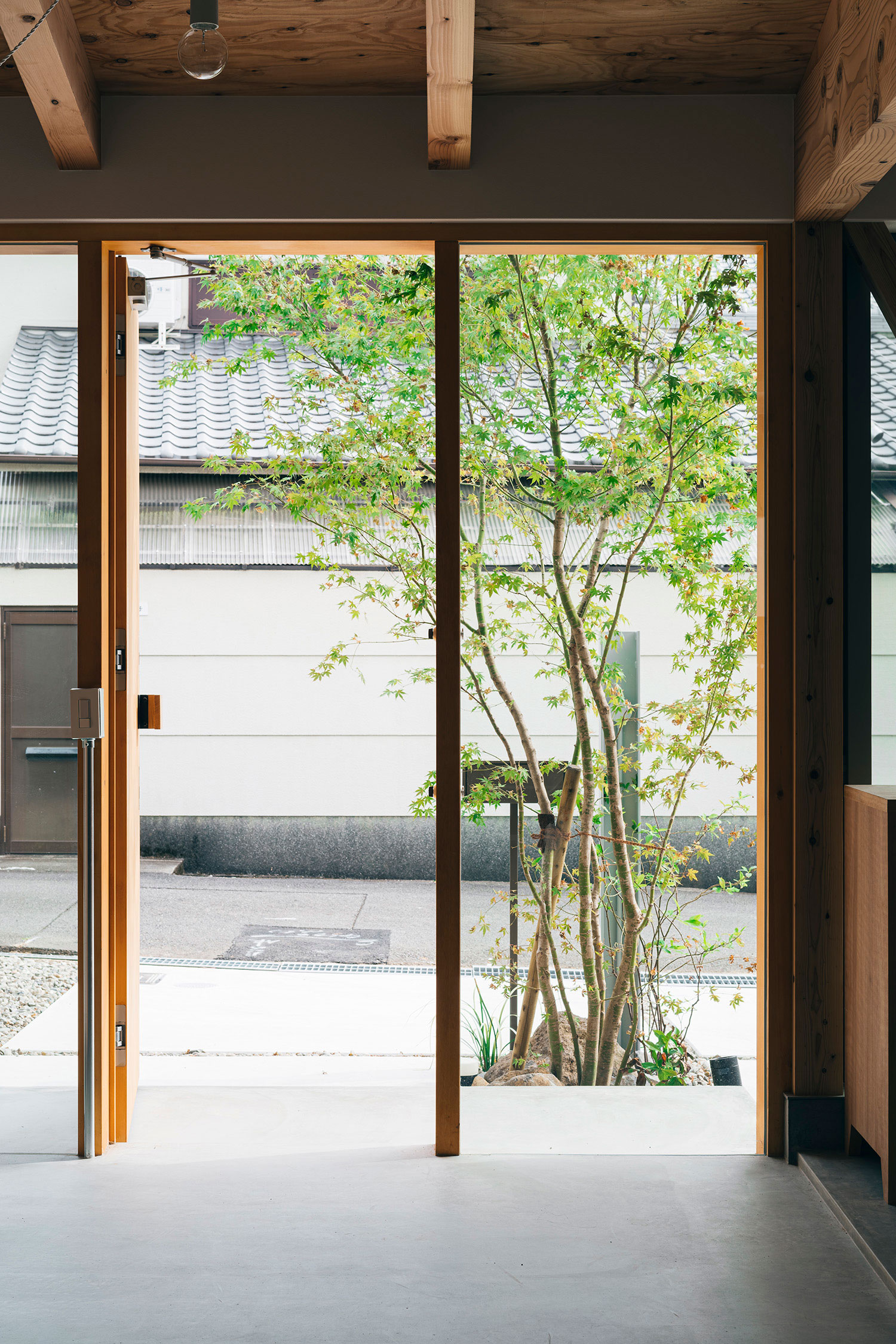 注文住宅・玄関・土間・木製の玄関扉 注文住宅・デザイン住宅建築実例_『CASE729 伏見の家』_玄関