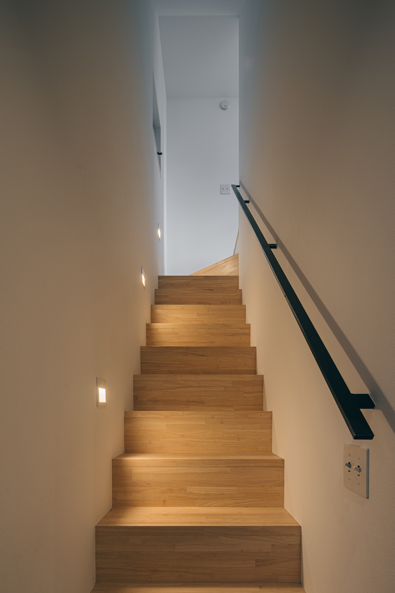 注文住宅・箱型階段・木製・アイアンの手すり・フットライト 注文住宅・デザイン住宅建築実例_『CASE730 mist』_階段