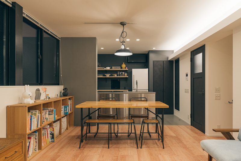 ダウンライトと間接照明ですっきりとした空間を実現している