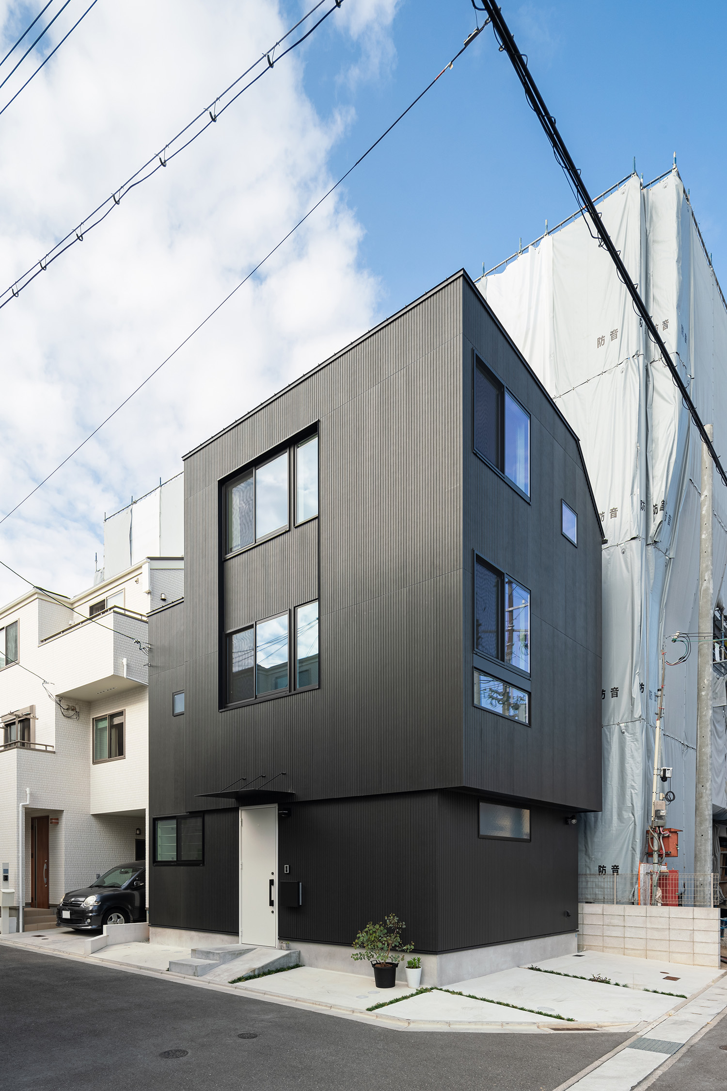 注文住宅・外観・ガルバリウム・三階建て・狭小住宅 注文住宅・デザイン住宅建築実例_『CASE730 mist』_外観