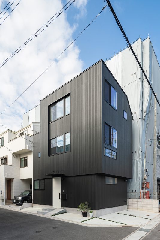 存在感のある黒のモダンな外観