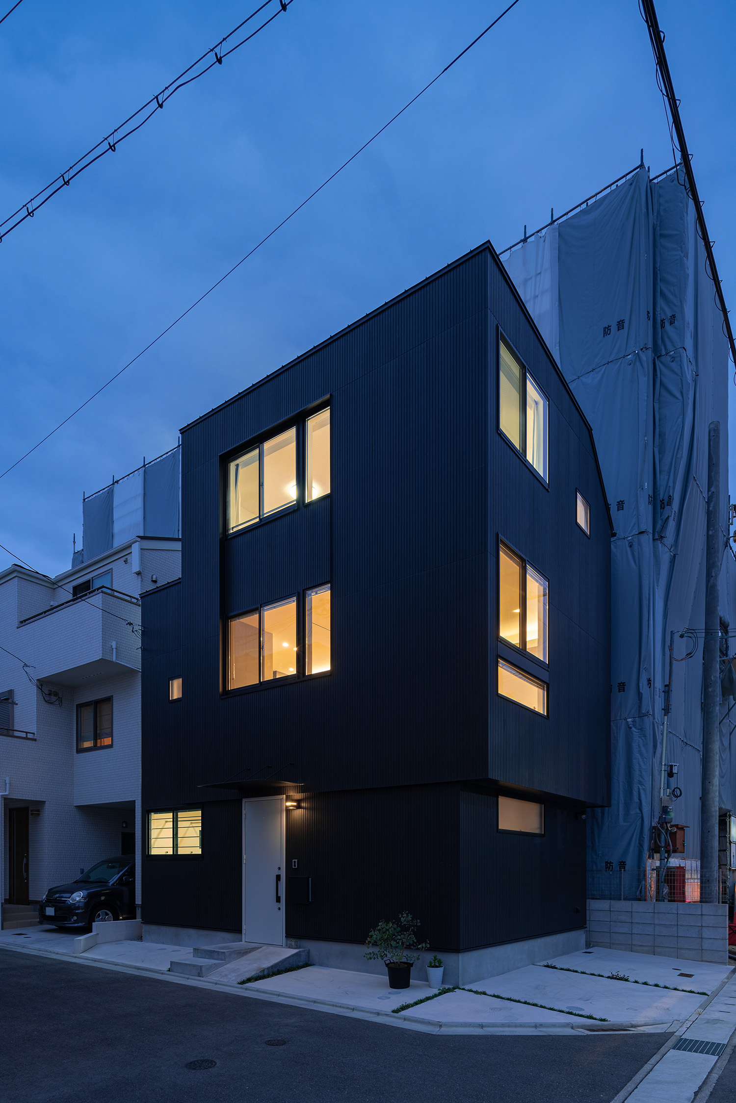 注文住宅・外観・ガルバリウム・三階建て・狭小住宅 注文住宅・デザイン住宅建築実例_『CASE730 mist』_外観