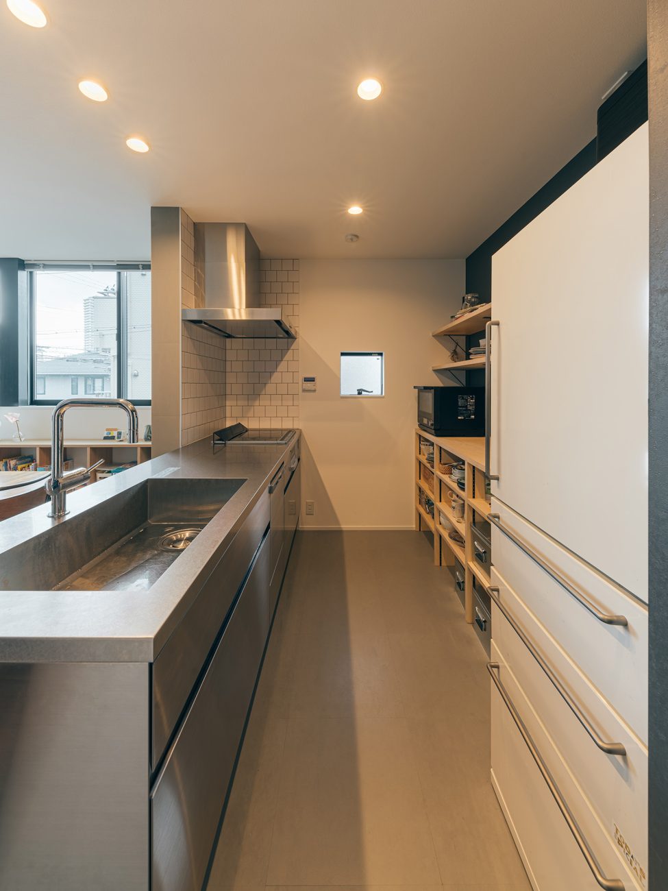 注文住宅・キッチン・ペニンシュラキッチン・ステンレス・窓のある 注文住宅・デザイン住宅建築実例_『CASE730 mist』_キッチン