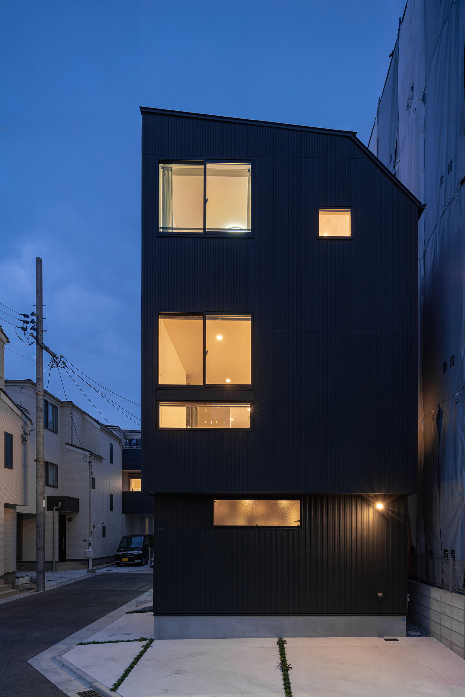 注文住宅・外観・ガルバリウム・三階建て・狭小住宅 注文住宅・デザイン住宅建築実例_『CASE730 mist』_外観