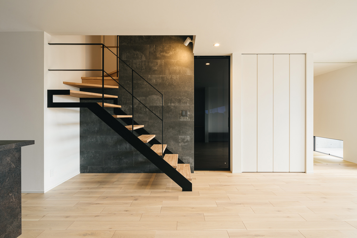 注文住宅・リビングイン階段・スケルトン階段・アイアンの手すり 注文住宅・デザイン住宅建築実例_『CASE731 あさもやのいえ』_階段