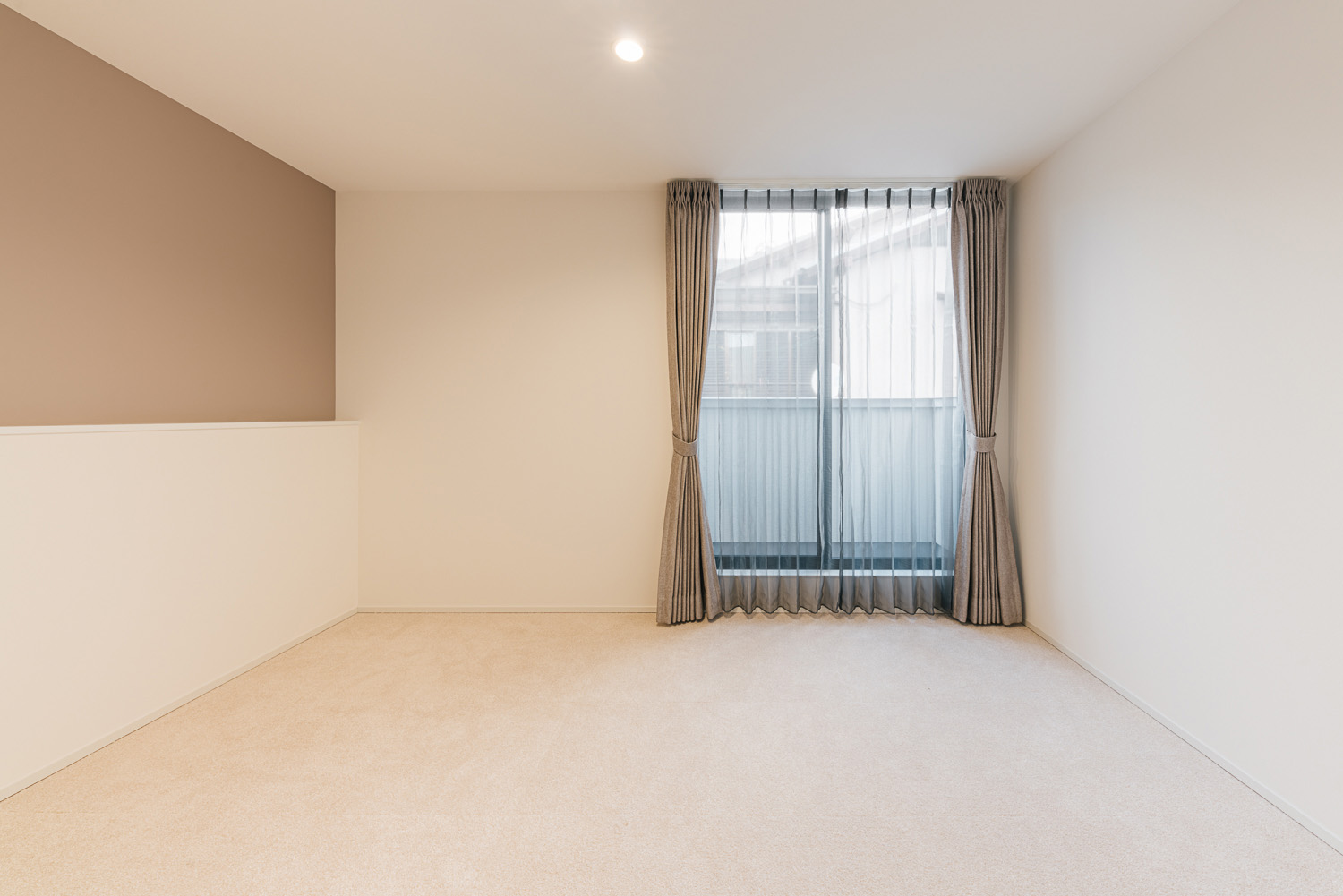 注文住宅・寝室・ベランダとつながる・白を基調とした 注文住宅・デザイン住宅建築実例_『CASE731 あさもやのいえ』_寝室