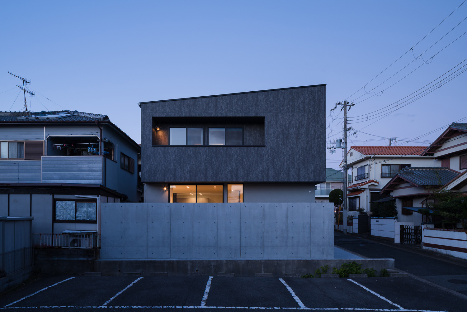 注文住宅・外観・コンクリートの目隠し・シンプルな外観 注文住宅・デザイン住宅建築実例_『CASE731 あさもやのいえ』_外観