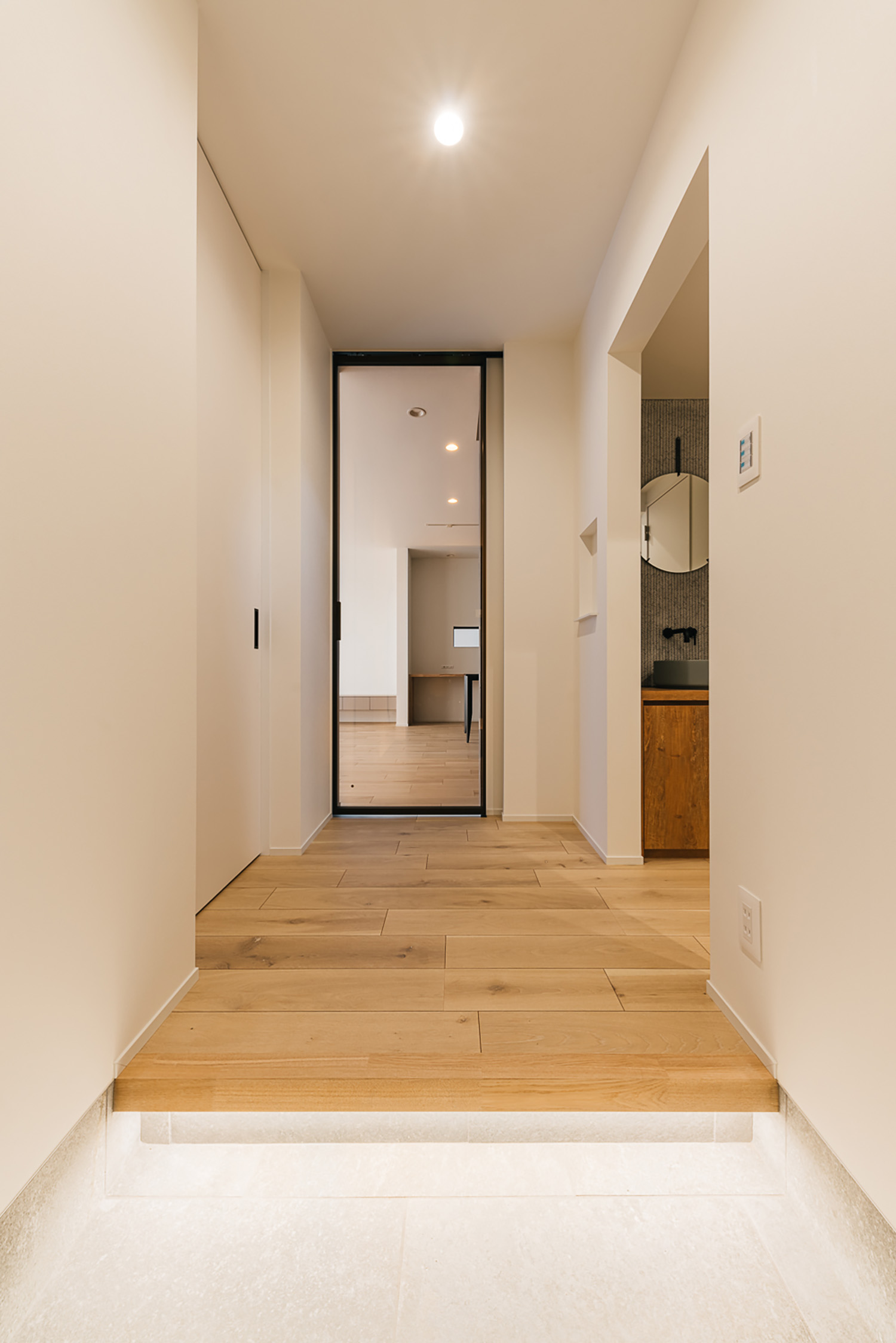 注文住宅・玄関・ガラス扉・ハイドア 注文住宅・デザイン住宅建築実例_『CASE731 あさもやのいえ』_玄関