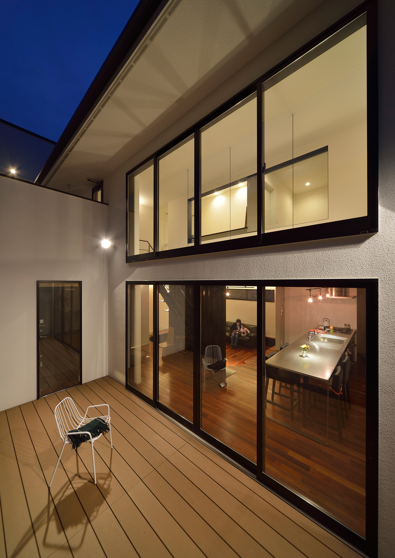 LDKに面した大開口窓があるウッドデッキのテラス・デザイン住宅