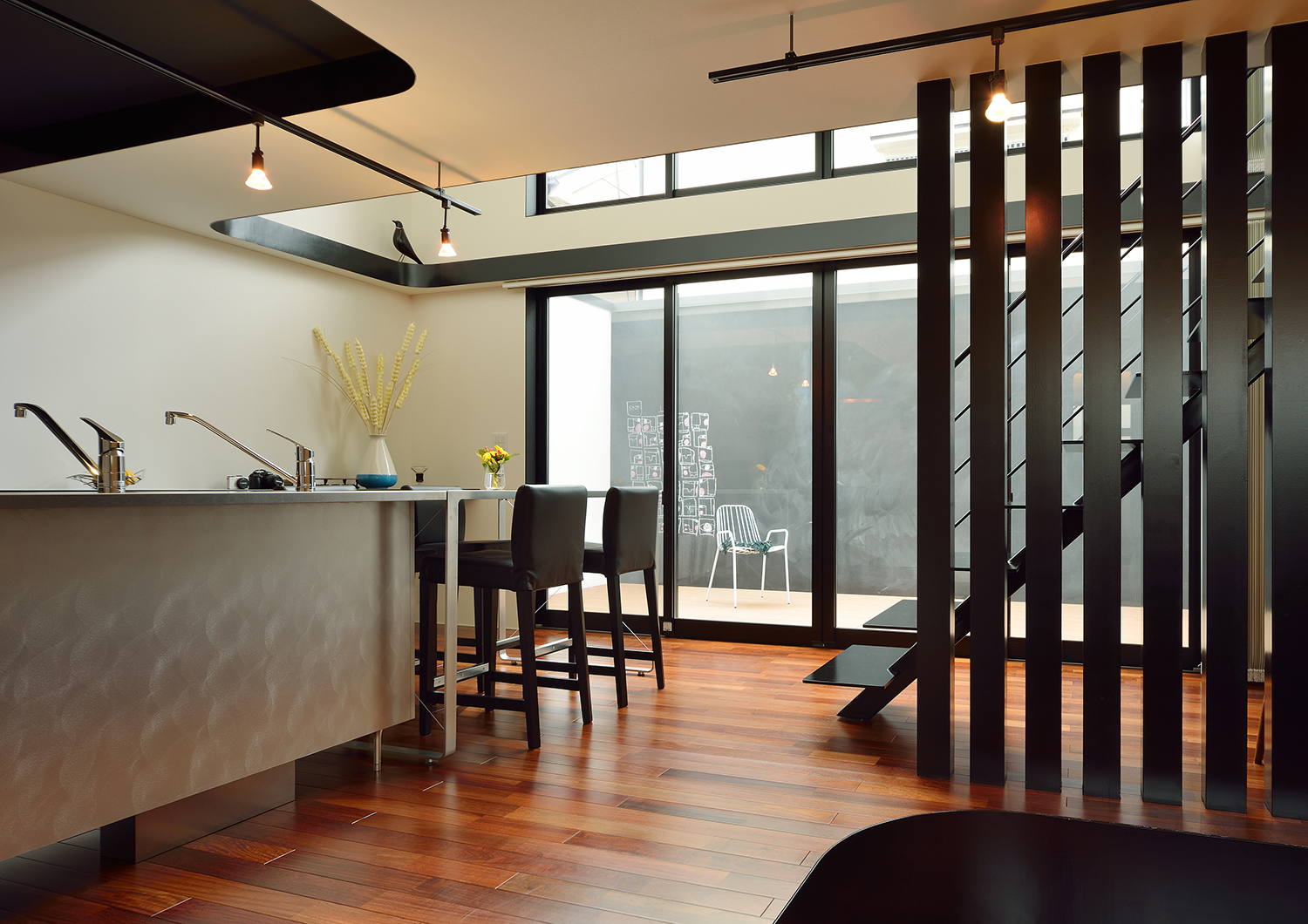 キッチンとダイニングテーブルが横並びになったホテルライクなLDK・デザイン住宅