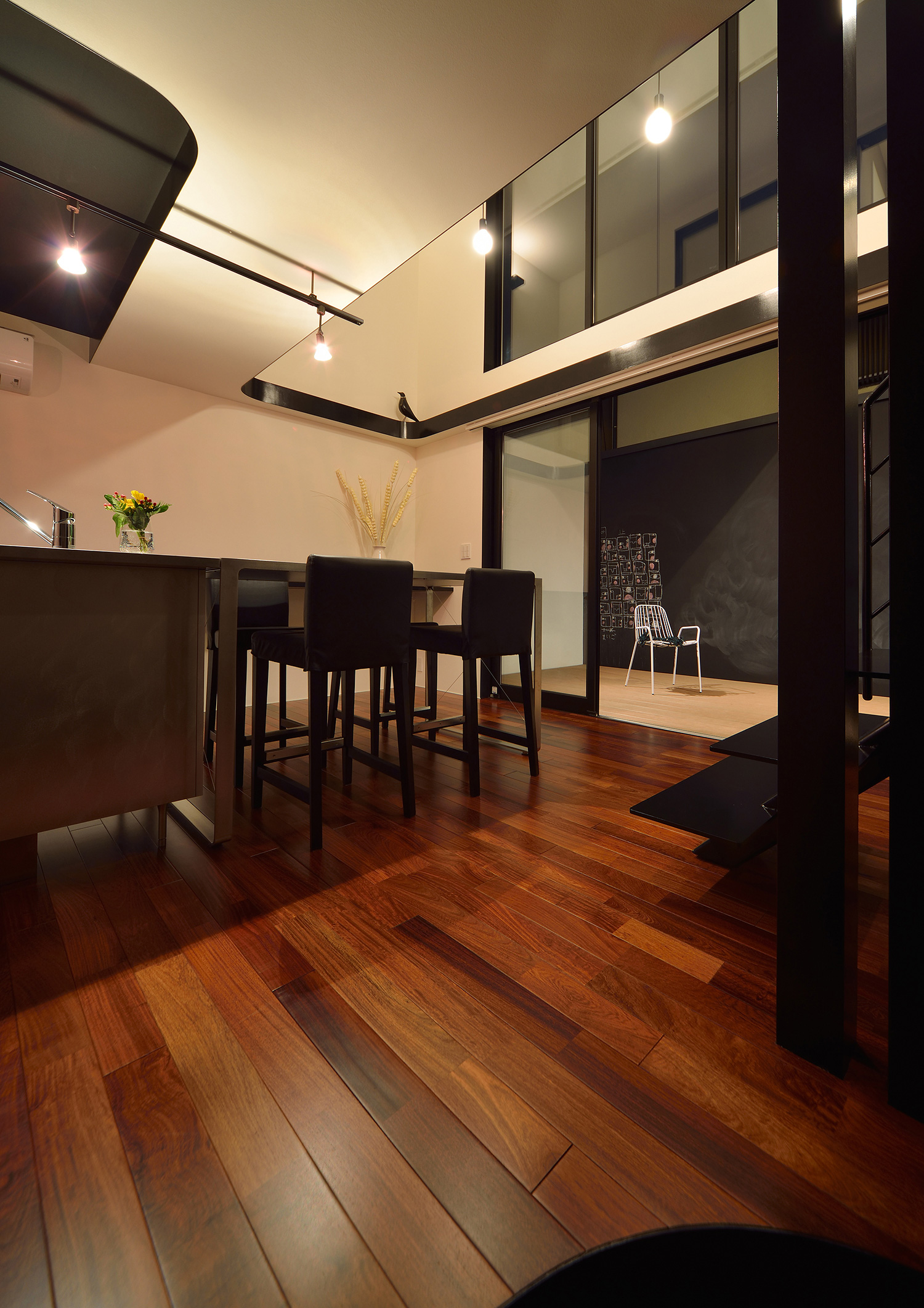 テラスに面した窓際に吹き抜けがある開放的なLDK・デザイン住宅