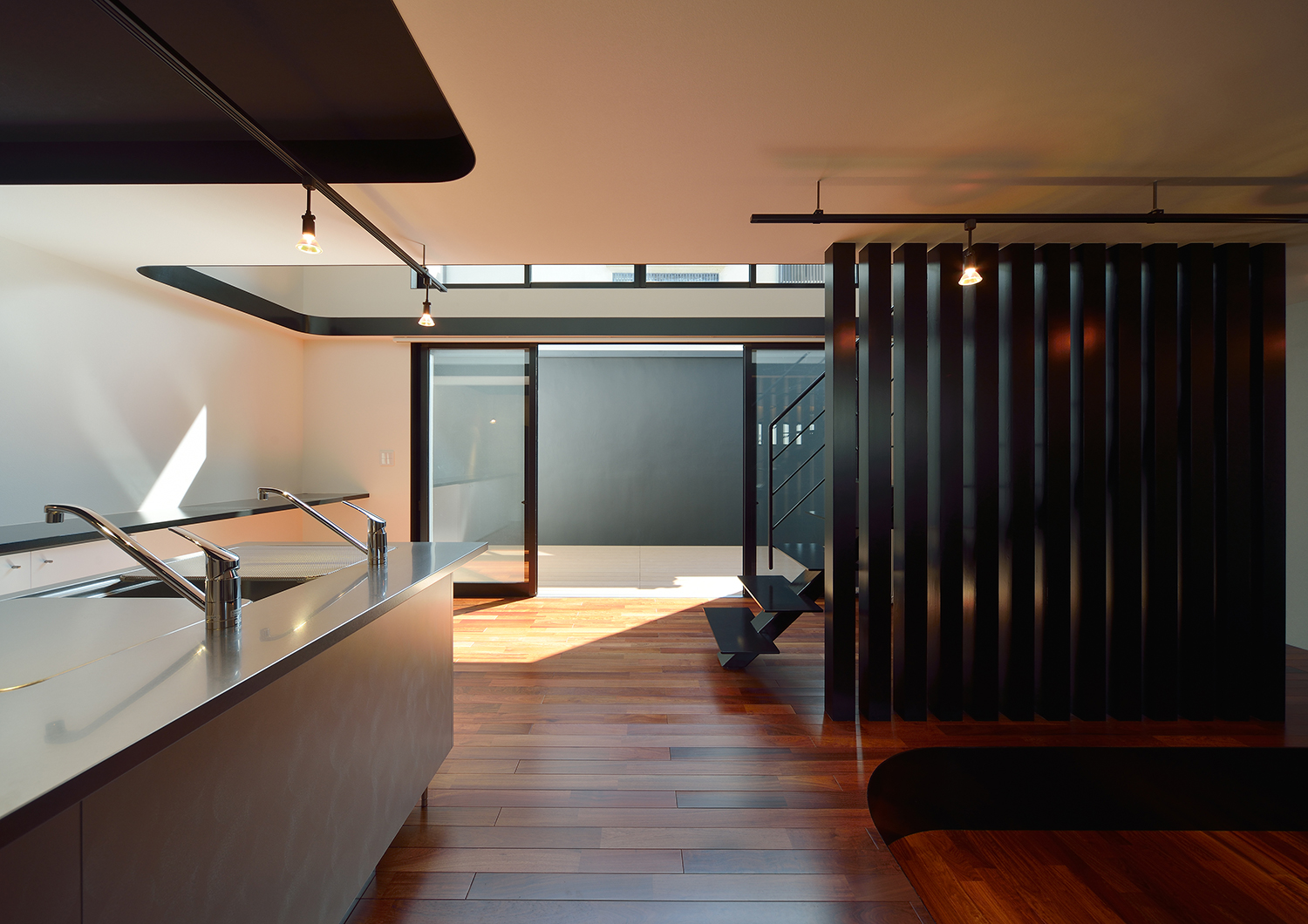 テラスに面した大開口窓がある明るいLDK・デザイン住宅