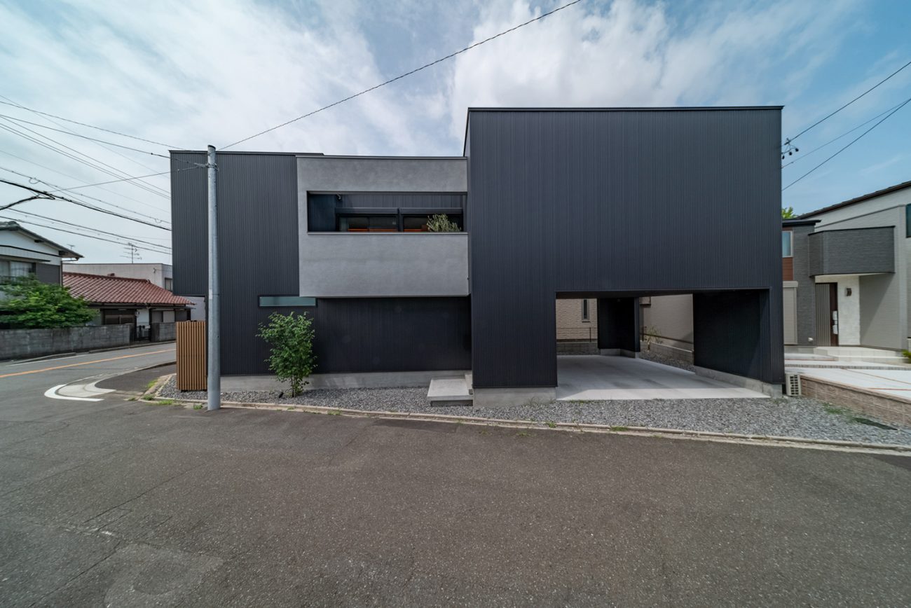 注文住宅・外観・スクエアな外観・ガレージ・ガルバリウム 注文住宅・デザイン住宅建築実例_『CASE732 pass』_外観