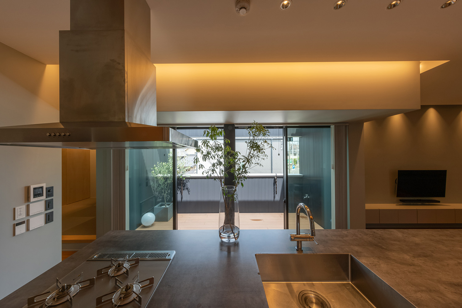 注文住宅・キッチン・アイランドキッチン・外が見える・バルコニー 注文住宅・デザイン住宅建築実例_『CASE732 pass』_キッチン