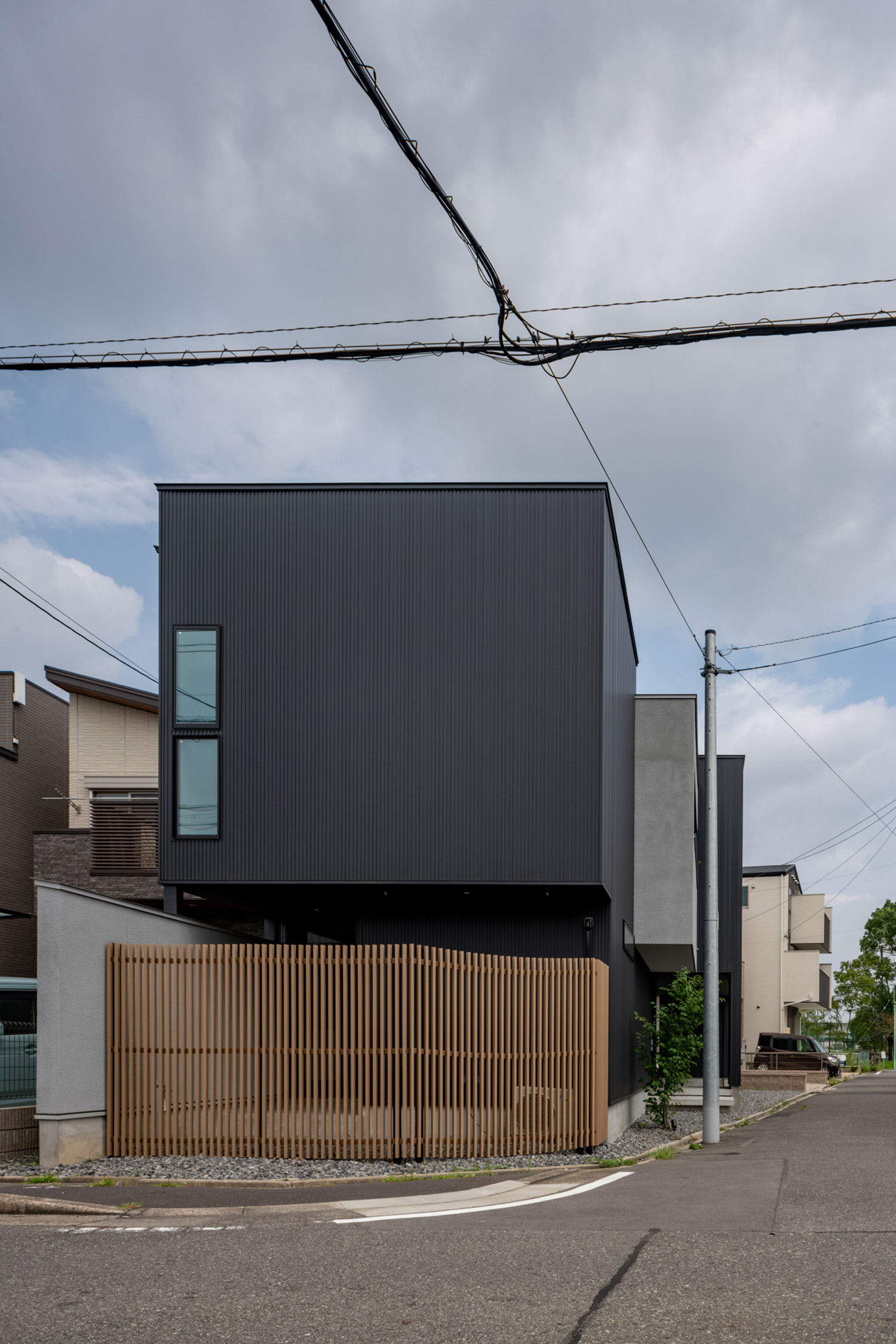 注文住宅・外観・スクエアな外観・木製ルーバー・目隠し・ガルバリウム 注文住宅・デザイン住宅建築実例_『CASE732 pass』_外観